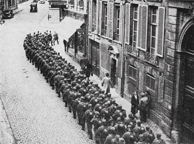 Les Allemands rue des Jacobin à Caen, en 1940. (© Coll. Georges Marie)