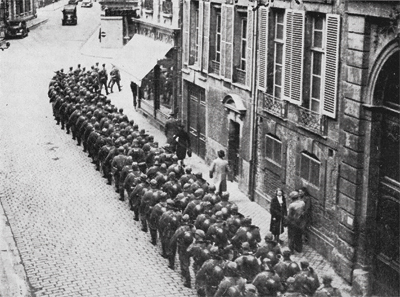 Les Allemands rue des Jacobin à Caen, en 1940. (© Coll. Georges Marie)