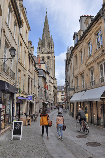  Caen - La rue Froide vue du nord. Au fond, le clocher de Saint-Sauveur (Notre-Dame de Froiderue jusqu’à la révolution). (Photo Rodolphe Corbin)