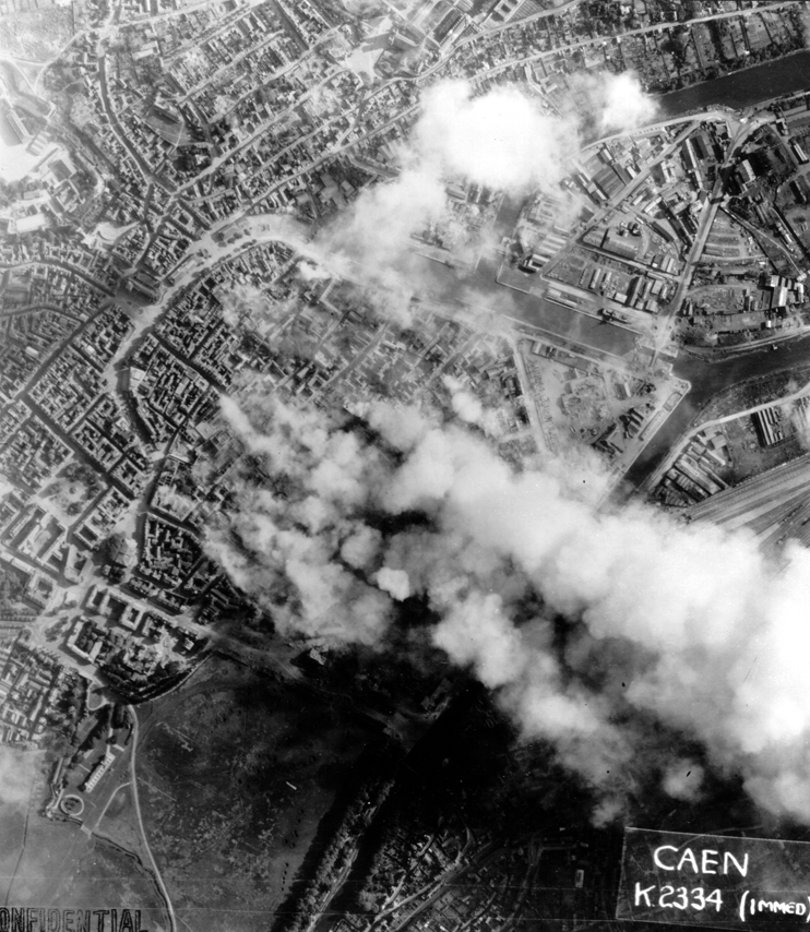 Vue aérienne des bombardements à Caen, en 1944 (© Région Normand / US National Archives).