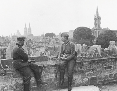 Vue depuis le rempart du château de Caen. Des soldats allemands en promenade dans la ville. (© Bundesarchiv)