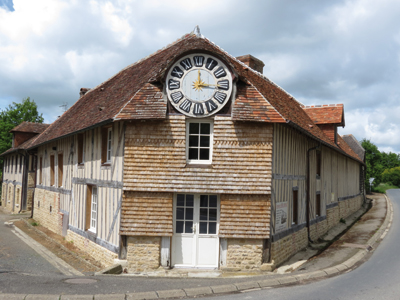 Le Cadran, ancien relais de poste situé à un kilomètre au sud du bourg, en direction de Lisieux. (© Stéphane William Gondoin)