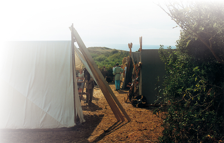 Campement viking reconstitué cet été au milieu des « mielles » de Carteret, face aux îles portant des noms scandinaves : Jersey, Guernesey. (Photo Georges Bernage © Patrimoine Normand.)