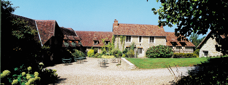 L’ensemble des bâtiments principaux de la ferme des Jardins du Pays d’Auge a bénéficié d’une patiente restauration. (© Olinda Longuet)