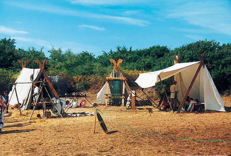 Le campement viking fidèlement reconstitué dans les dunes de Carteret. (© Georges Bernage).