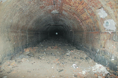 Le canal souterrain de la rivière, construit au XIXe siècle ; moitié nord. (© Érik Follain)