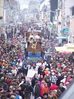 Un immense succès populaire: plus de 130 000 personnes se ruent chaque année au Carnaval de Granville. (© Comité carnaval)
