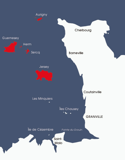 Après le débarquement du 6 juin 1944 et l’achèvement de la bataille de Normandie, les îles Anglo-Normandes, sans réel intérêt stratégique pour les Alliés, furent abandonnées à leur sort et se retrouvèrent coupées du reste du monde et de tout approvisionnement. Réduites à vivre en autarcie, elles connurent alors des mois de famine, jusqu’au premier passage du Vega, un navire ravitailleur de la Croix-Rouge, au mois de décembre 1944. Elles ne furent libérées qu’après la signature de l’armistice du 8 mai 1945. (© Éditions Spart)