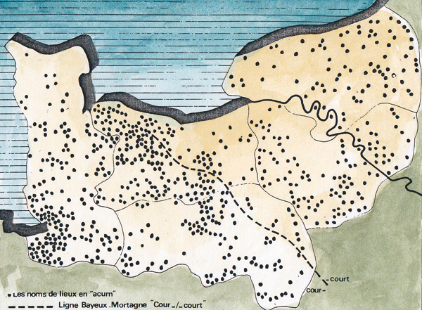 Cette autre carte présente (points noirs) tous les noms de lieux gaulois en - akon (- avec finale en y comme Tilly, Giverny, Torigny...). Curieusement nous pouvons noter que ce type de noms n’est pas absent sur la côte ou en “secteur scandinave” et massif dans le Sud. Ce qui devrait être le cas en “secteur scandinave” car beaucoup de noms y ont disparu pour être remplacés (quelquefois à plus de 80 %). Les noms gallo-romains ont quasiment disparu du Pays de Caux et du Roumois, de part et d’autre de la Seine, et du Nord Cotentin, en quelque sorte une carte en “négatif” de la colonisation scandinave qui a fait disparaître des centaines de noms de lieux pour les remplacer. En fait, jusqu’à l’époque ducale, le Sud était peu peuplé et c’est pourquoi nous y trouvons relativement peu de noms remontant à l’époque gauloise. Il y a donc lieu de relativiser (sauf pour l’Avranchin) l’opposition Nord-Sud. Le bocage a été peuplé en bonne partie de colons venus du secteur côtier. Quant à la ligne cour-/court elle délimite la poussée occidentale de la colonisation franque en Normandie : Bethencourt, forme germanique, à l’est de cette ligne et Courvaudon, forme romane à l’ouest de cette ligne (Carte Heimdal, d’après F. de Beaurepaire).