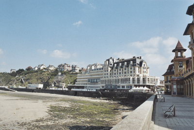 L’autre versant du cap et du roc de Granville, côté nord, offre d’autres attraits : une plage mais aussi un casino, des hôtels et une thalassothérapie réputée. (Photo Georges Bernage © Patrimoine Normand)