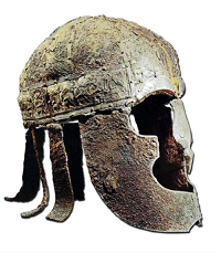 Autre exemple d’un casque de parade retrouvé à Vendel. Les plaques décoratives présentent ici des files de guerriers armés de lances et coiffés de casques à crêtes semblant se terminer en tête de sanglier  (© Heimdal).