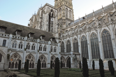 Au pied de la cathédrale de Rouen se trouve la cour d’Albane, où Jacques Le Maho découvrit à l’occasion de fouilles la plus ancienne église de Normandie. (© Laurent Ridiel)