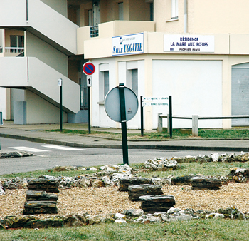 Aujourd’hui, dans le quartier de la Mare-aux-Bœufs, le passé romain n’a pas laissé d’autres traces qu’une mention d’UGGADE, identifiée comme l’antique agglomération de Caudebec-Les-Elbeuf, et un aménagement de giratoire rappelant naïvement murs et hypocaustes gallo-romains. (© Érik Follain) 