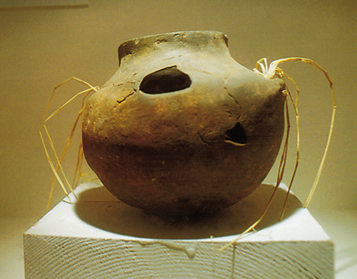 Néolithique moyen (4000 av. J-C) pot à cuire du Tumulus de Fontenay-le-Marmion. (© Jeannine Rouch)