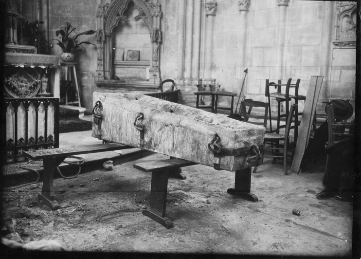 Le cercueil de Pierre Cauchon est déposé au fond de la cathédrale de Lisieux, dans la chapelle de la Vierge. (Photo d’A. Goupil. © Collection du fonds normand de la Médiathèque André Malraux de Lisieux)