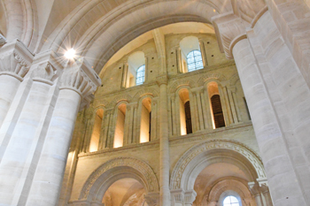 Élévation du chœur : grandes arcades à double rouleau au rez-de-chaussée, fausses tribunes au premier étage, qui donnent sur les combles des collatéraux ; claire-voie avec coursière au second. La sobriété du décor sculpté est caractéristique du style roman normand. (Photo Rodolphe Corbin © Patrimoine Normand)