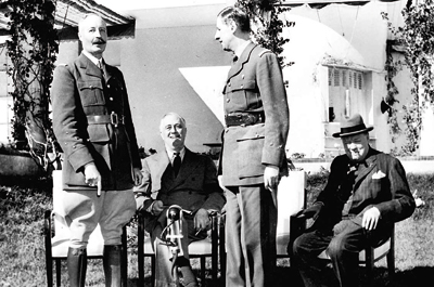 Le 17 janvier 1943, à Casablanca, le général Charles de Gaulle et le général Henri Giraud, commandants des Forces Françaises Libres, se serrent la main devant Franklin D. Roosevelt et Winston Churchill. (© US War Department)