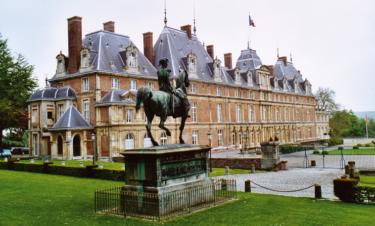 À Eu, autour du château, des effluves de lys et de roses