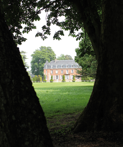 Château de Bonneville à Chamblac. Plusieurs fois reconstruit depuis le Xe siècle, Bonneville revient en 1806 par héritage à la famille Mallard de La Varende. « Le Chamblac est rose et bleu, avec des ferronneries noires. On ne peut plus rien pour lui. En le voyant, je pense à une dame qui sort de l’institut de beauté » (Châteaux de Normandie, itinéraire sentimental ) - (© Thierry Georges Leprévost)