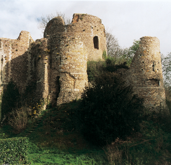 Le château de Conches-en-Ouche. Au centre : le donjon. Autour l’enceinte avec les tours flanquantes. (Photo Isabelle Audinet © Patrimoine Normand).