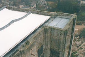 La couverture en téflon blanc qui recouvre…?de manière «?transitoire » (vu son absence de longévité) le château de Falaise. (© Patrimoine Normand.)