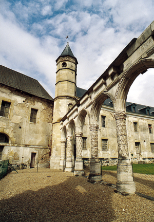 Château de Gaillon. Arcades de la galerie des cerfs et tourelle d’Estouteville. (Photo Alexandre Vernon © Patrimoine Normand)