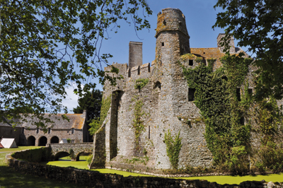 Tour est du château, bordée par les douves. L’étude des maçonneries a révélé que la tour avait probablement été érigée au XVe siècle, en même temps que la tour-porte ; cependant le parement des parties basses, en petits moellons de schiste grossièrement taillés, est caractéristique du XIIe siècle. (Photo Rodolphe Corbin © Patirmoine Normand)