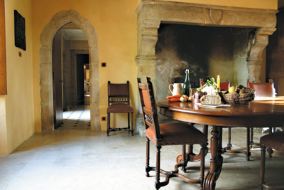 Château de Servigny. Vue de la grande salle à manger pour les hôtes de la propriété. (© Christine Duteurtre)