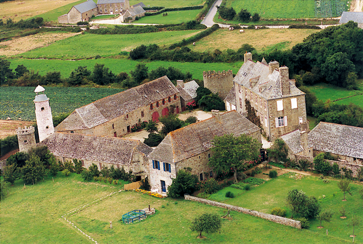 Le château du Rosel montre d'importants restes de défense et aurait été fortement endommagé à la Révolution et reconstruit peu après. (© Yvonnick Guéret)