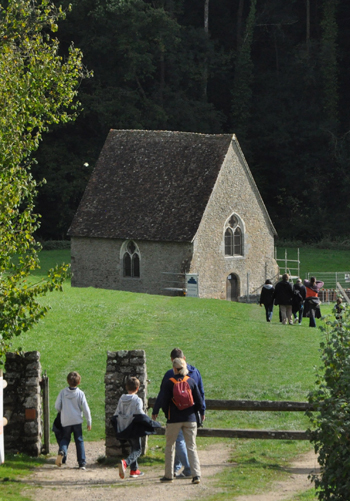 Saint-Céneri-le-Gérei - La chapelle dans le pré, au bord de la Sarthe (Photo Rodolphe Corbin © Patrimoine Normand).