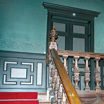 Palier du grand escalier au premier étage, expression ultime du style éclectique... (© Érik Follain)