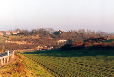 En descendant sur Ivry-la-Bataille en contrebas, les ruines du château se distinguent sur la hauteur. (Photo Alexandre Vernon © Patrimoine Normand).