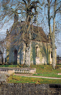 La chapelle et l`orangerie sont visibles dans le parc.