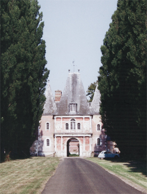 Au bout du chemin bordé de grands arbres... le châtelet du château de Bonnemare. (Photo Alexandre Vernon © Patrimoine Normand)