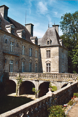 Château de Chiffrevast. Le grand pont à quatre arches permettait d’accéder facilement au parc lors des réceptions. On remarquera les jolies lucarnes simples ou géminées, qui sont au nombre de dix-huit tout au long de la toiture. (Photo Erik Groult © Patrimoine Normand)