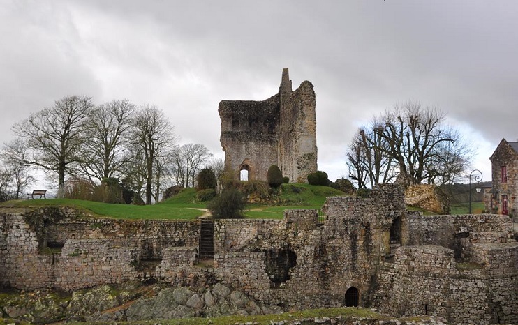 Le château de Domfront. (Photo Rodolphe Corbin © Patrimoine Normand)