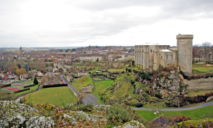 Falaise. Le château fort et le val d'Ante, depuis le sommet du mont Myrrha. (© Stéphane William Gondoin)