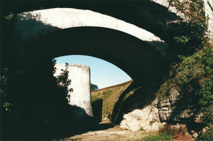 Les premières carrières de Caen se trouvent dans les fossés du château, doù sont extraites les pierres servant à sa construction. (Photo Thierry Georges Leprévost  Patrimoine Normand)