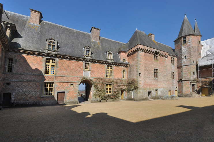 Cour d’honneur du château de Carrouges, avec au centre, le donjon construit par Jean IV de Carrouges. (Photo Rodolphe Corbin © Patrimoine Normand.)