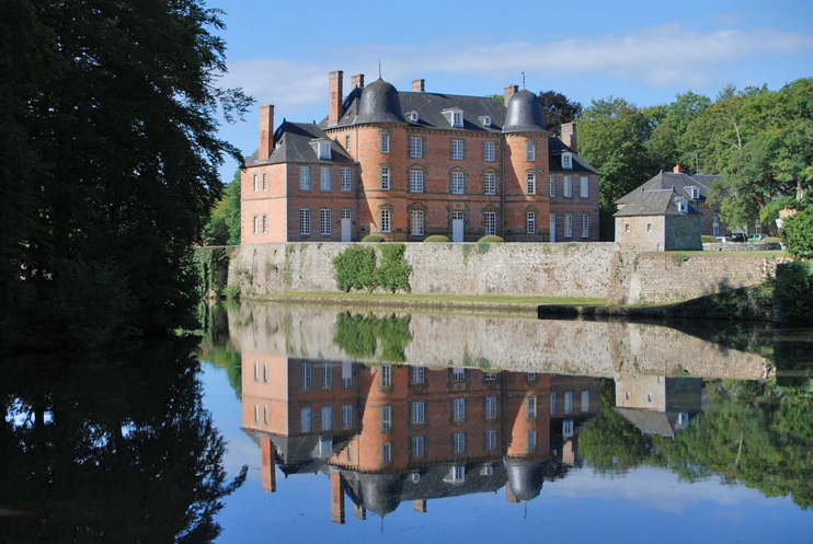 Le château de Couterne. C'est sur des bases médiévales que fut édifié au XVIe et XVIIe siècle le château actuel. Il est à mettre au crédit de la famille de Frotté dont Jehan fut le premier de la lignée à s'installer en Normandie. C'est en ligne directe qu'il a été transmis à son actuel propriétaire le marquis Edouard de Frotté. Louis était issu d'une branche cadette et c'est son oncle le marquis de Frotté, seigneur de Couterne qui lui permit de porter le titre de chevalier puis Comte de Frotté. (Photo Ange Leclerc-Kérouillé © Patrimoine Normand)