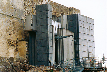 Le donjon de Falaise en 2003, vers la fin des travaux de « restauration ». (Photo Thierry Georges Leprévost © Patrimoine Normand)