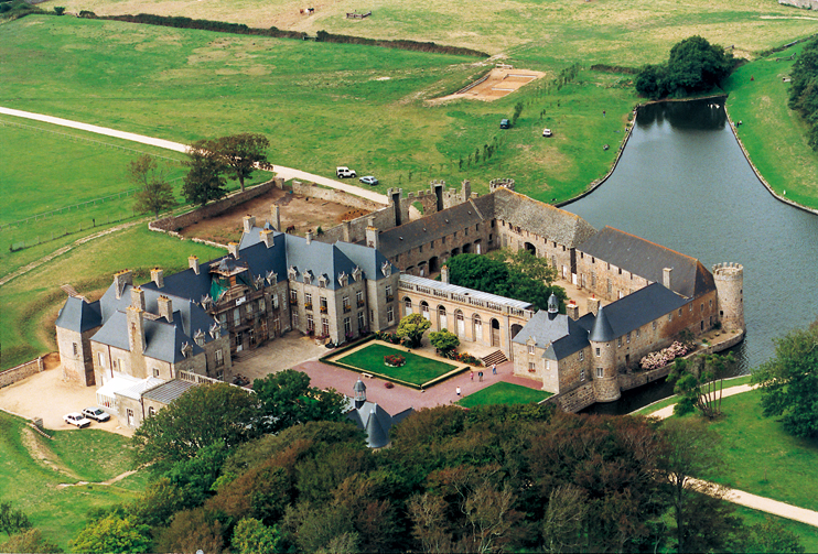 Le château de Flamanville présente les vestiges d'un grand château fort, surtout au niveau des communs et un beau corps de logis d'époque Louis XIV. (© Yvonnick Guéret)