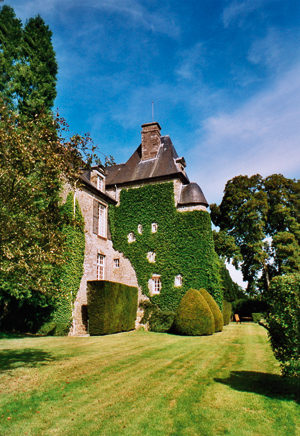 Le château de la Motte-Fouquet. Face sud, pavillon carré, en saillie, du XVe siècle et sa petite tourelle. (© Jeannine Rouch)