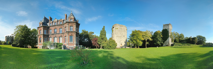 Vue panoramique du château de Lillebonne où domine le donjon de Philippe Auguste. C’est sous sa pelouse que subsistent probablement les fondations du palais ducal. (© Érik Follain)