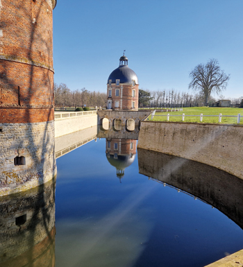 Château de Médavy. La tour Saint-Pierre et le pont après restauration. (© Fondation du patrimoine)