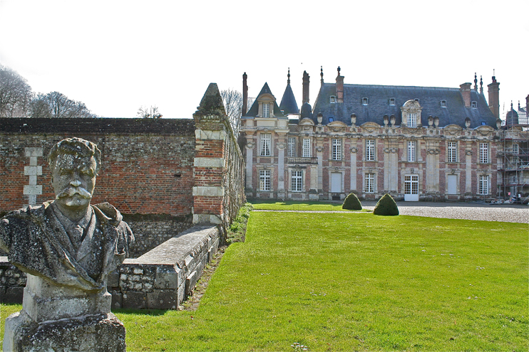 Château de Miromesnil. La Façade Louis XIII, au Nord et le monument à Maupassant. (© Juliette Kotowicz)
