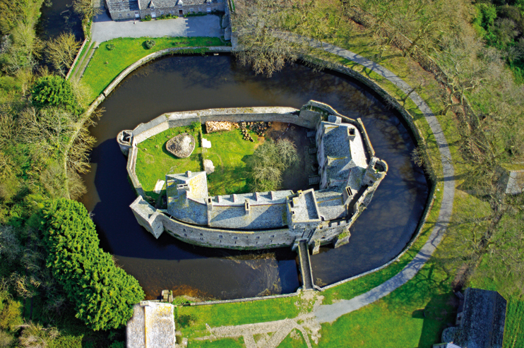 Le château de Pirou – Des Vikings à l’abbé Lelégard