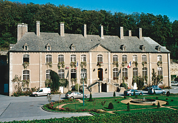 Château de Querqueville et château des Ravalet à Tourlaville