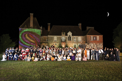 Les bénévoles et professionnels ayant participé au son et lumière en 2012. (© Tristan Cassiet).