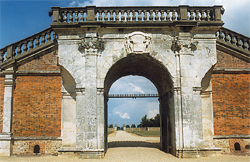  Château du Champ de Bataille. Le passage reliant les deux bâtiments. La porte de la Cour d'Honneur. (Photo Alexandre Vernon © Patrimoine Normand).